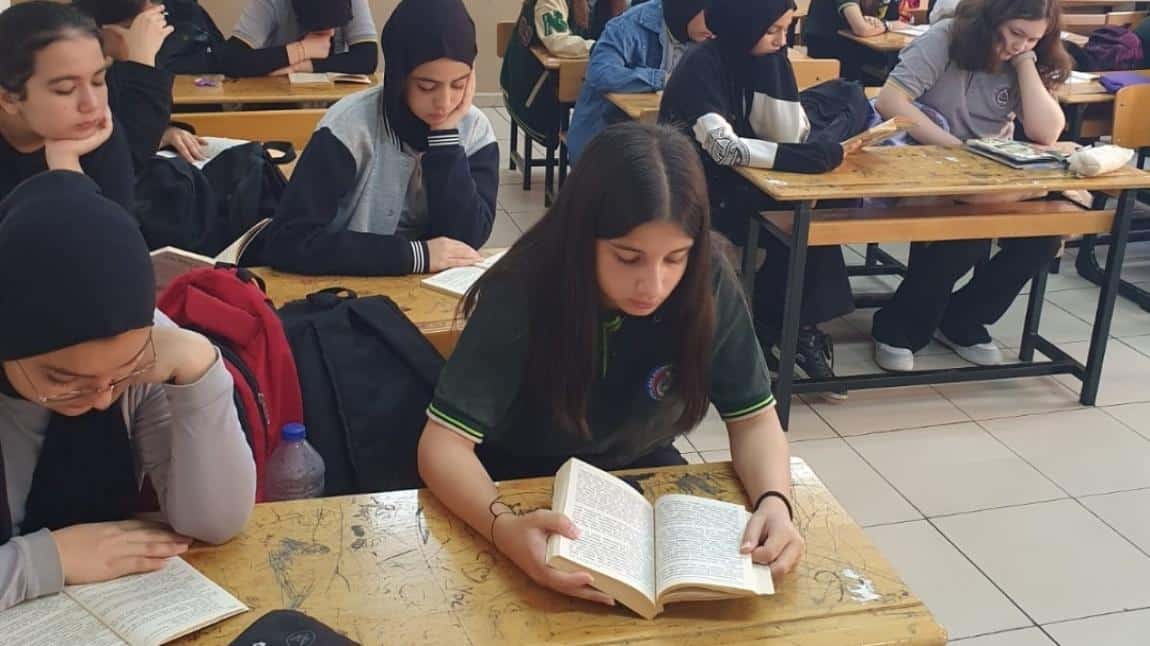 Öğrencilerimiz Adana Okuyor Projesi Kapsamında Her gün Düzenli Olarak Kitap Okuyor.